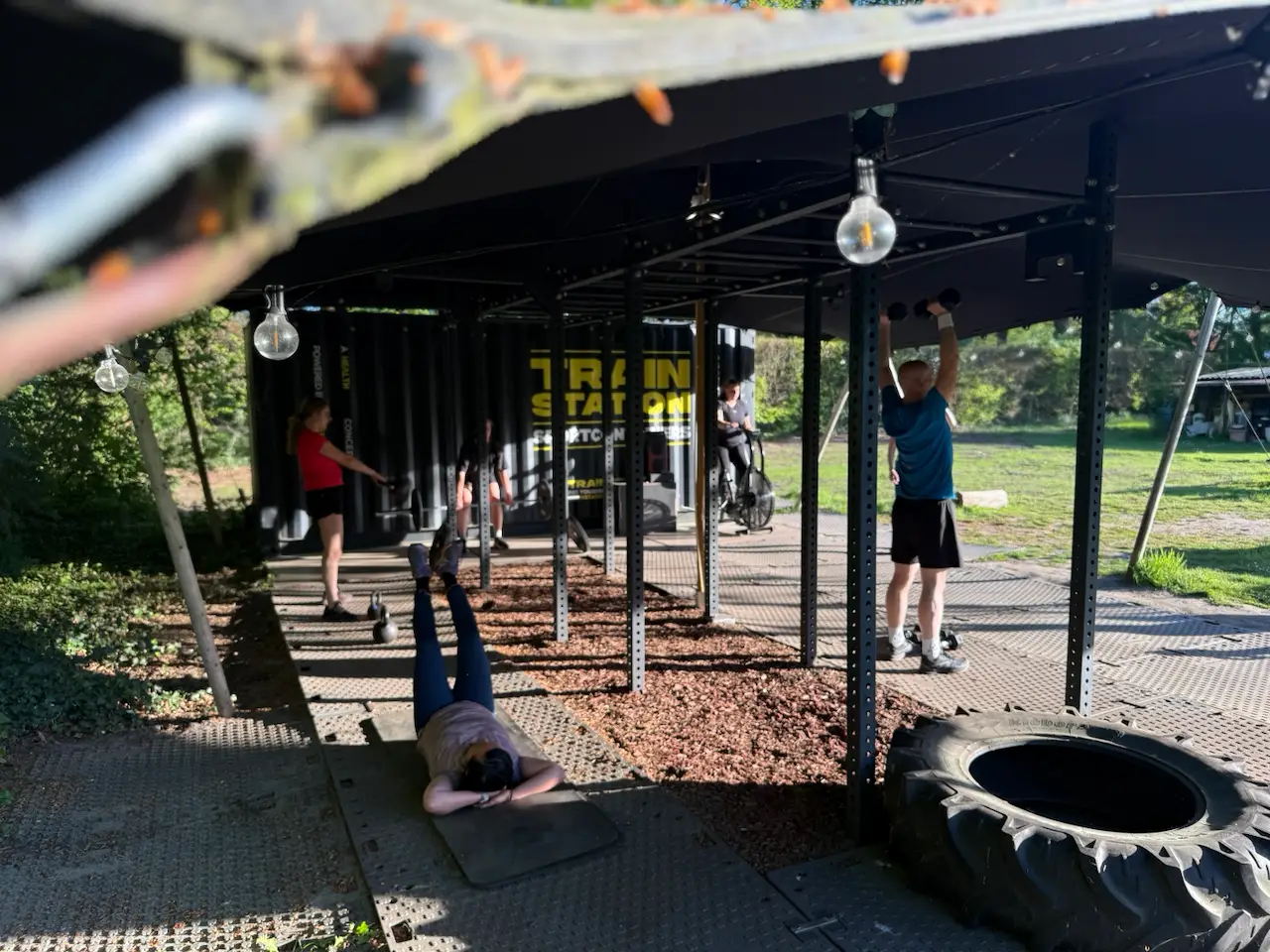 Partners in Health bootcamp video — outdoor krachttraining tegenover Paleis Soestdijk