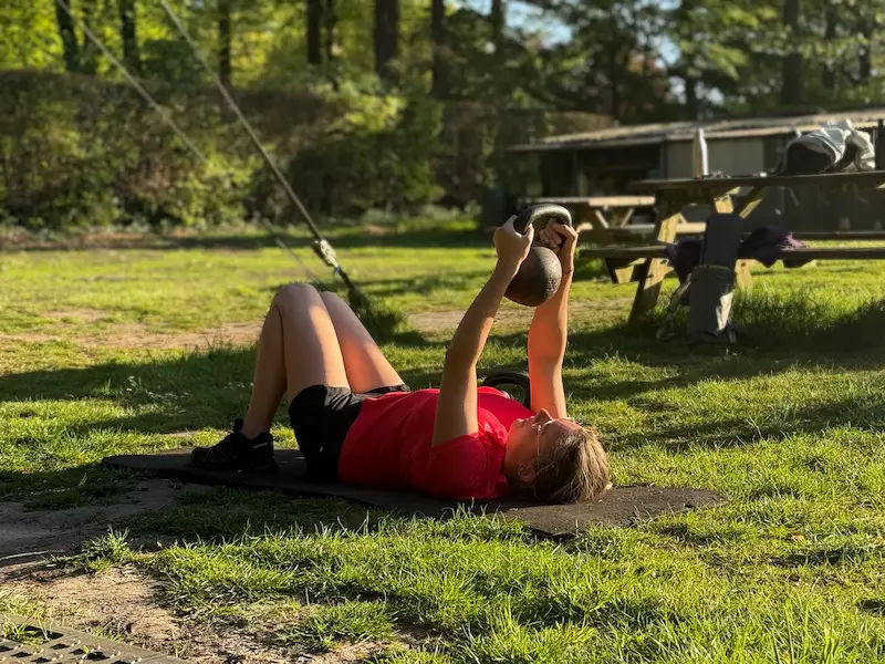 Partners in Health kettlebell training buiten tegenover Paleis Soestdijk — kracht en coördinatie