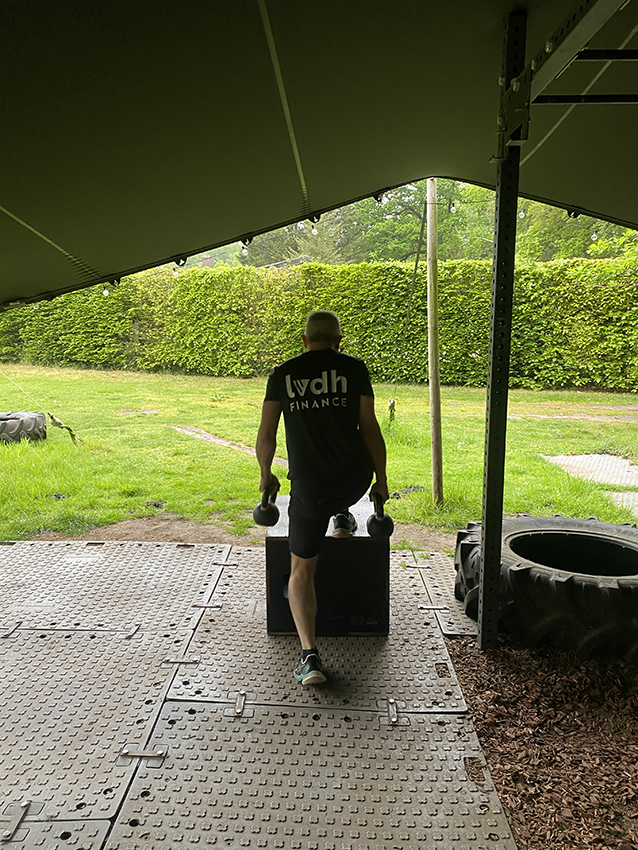 Personal training step-up oefening tegenover Paleis Soestdijk